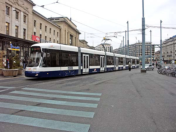 Sechsbälgige Tram 865 an der gare Cornavin